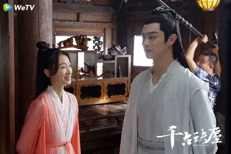 周冬雨和许凯上演忍笑比赛。 (图/WeTV)