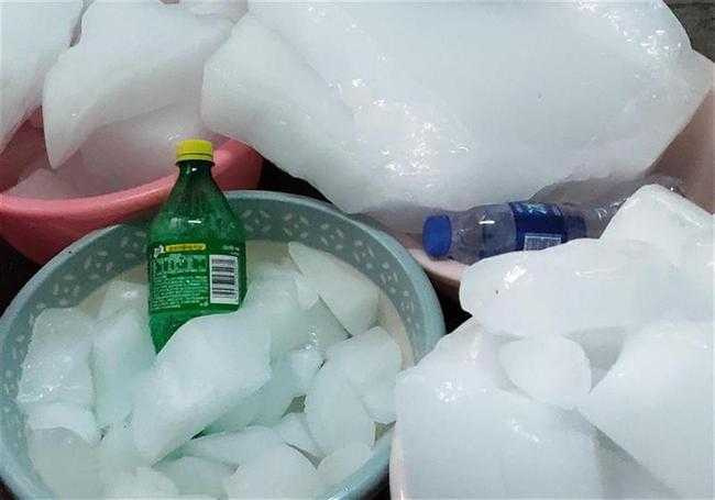 学生用冰块冰饮料。 (图/翻摄极目新闻)