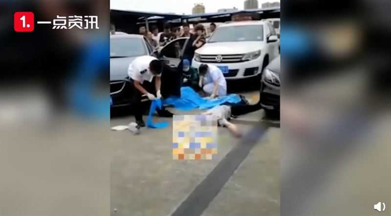 女子倒车夹到头部,抢救后仍不治身亡。 (图/翻摄自微博/沸点视频)