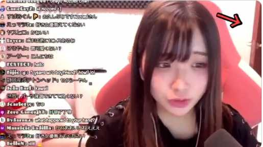 日本声优佐藤希日前直播时,房门被悄悄打开。 (图/翻摄自@takigare3推特)