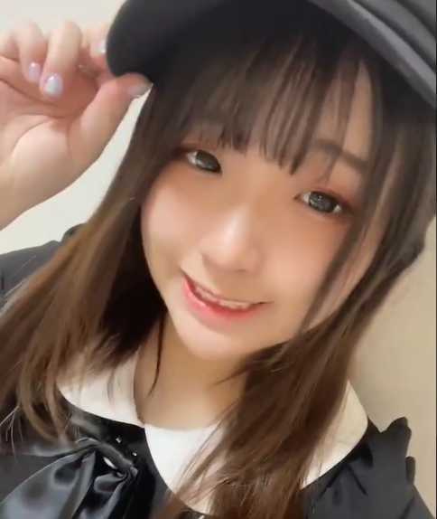 日本声优佐藤希日前直播时,房门被悄悄打开。 (图/翻摄自@masimasi0推特)