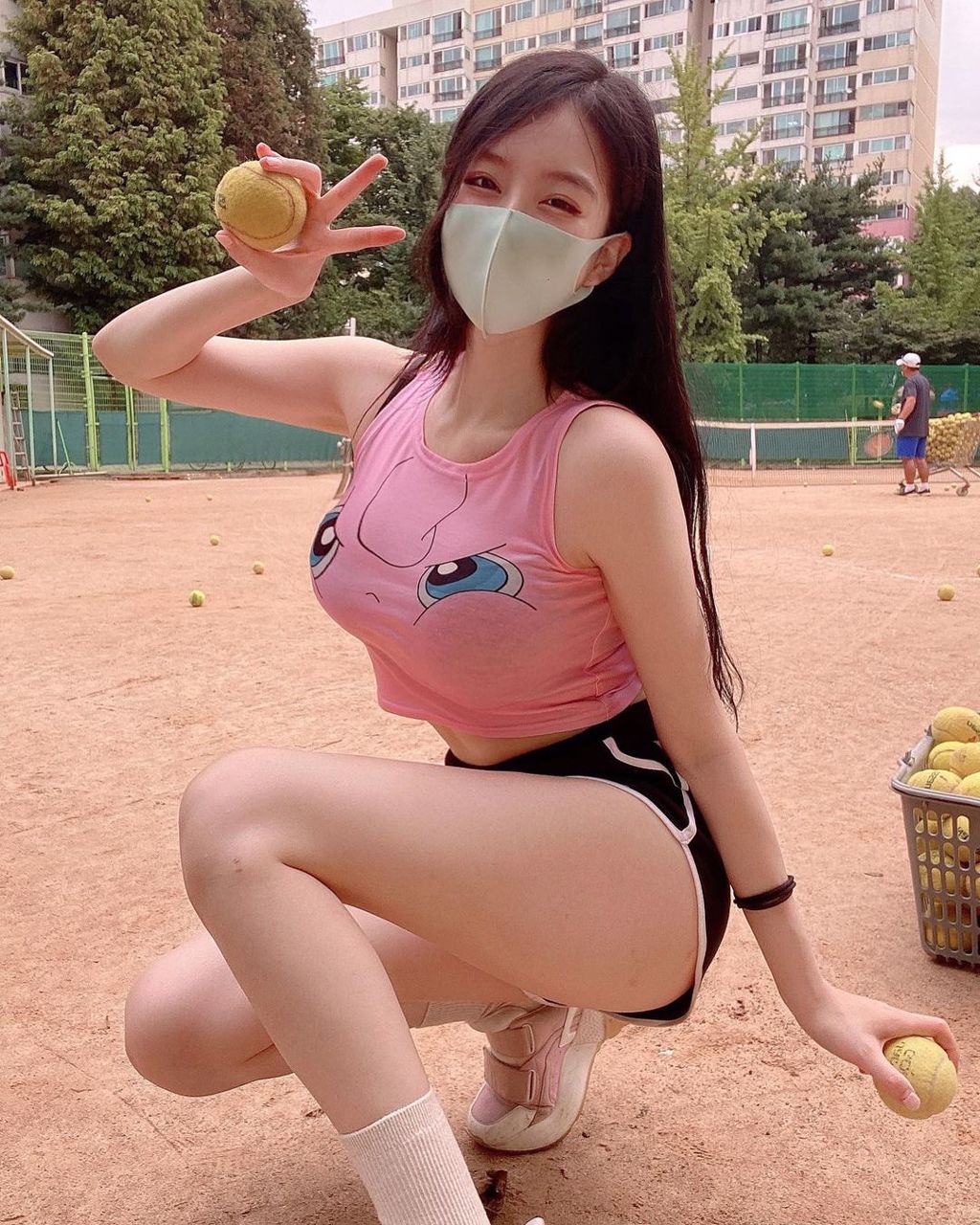 有看过这么生气的胖丁吗? 长发正妹场边捡网球成全场焦点(图片/JKF提供)
