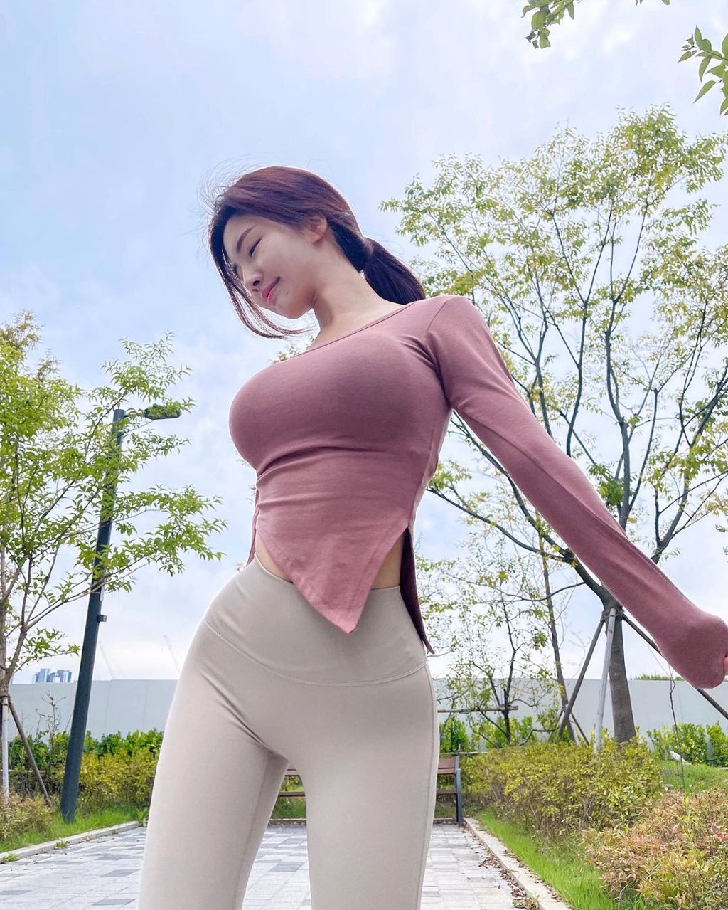 长发正妹Yebin 揪网友一起慢跑! 户外晒瑜珈裤穿搭吸目光(图变/JKF提供)