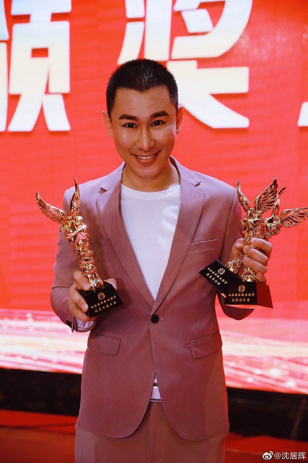 沉居辉爆出以阴阳剧本手法,洗脑、诱骗怀抱星梦的演员、学生脱衣下海拍片,为艺术牺牲。 (取自沉居辉微博)